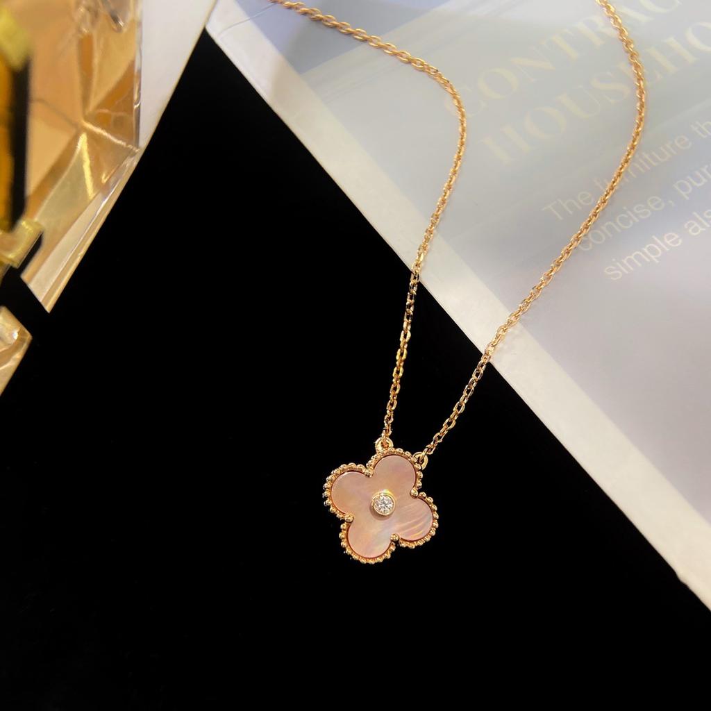 Classic Single Flower with Diamond Powder Shell Necklace, Fresh and Sweet Wind Four-leaf Clover Versatile