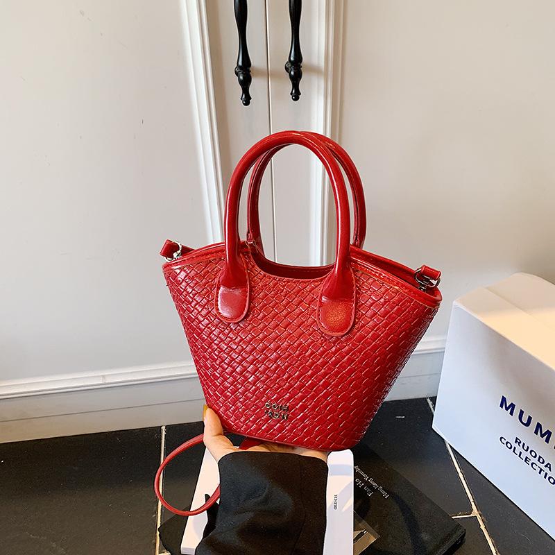 2025 New Summer Bucket Bag Women's Versatile Niche Design Shoulder Messenger Bag This Year Popular Woven Handbag
