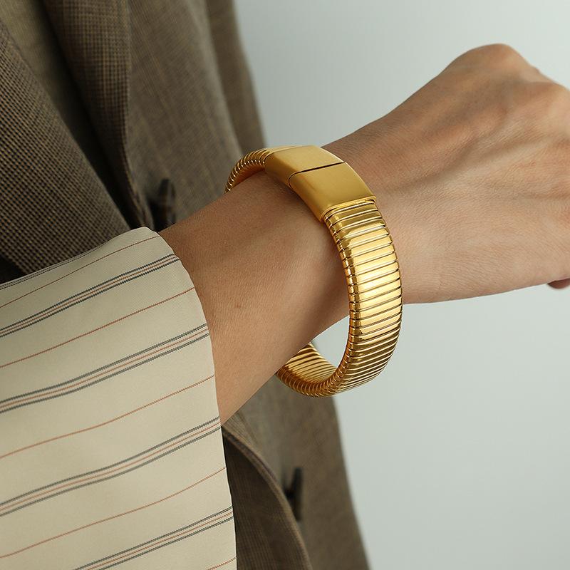 Retro personalized bracelet exaggerated titanium steel fashion light luxury design gold-plated niche magnetic bracelet