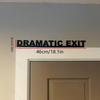 1ks Moderní kovový nápis 'Dramatic Exit' nad dveře - Nástěnné umění a dekorace na polici, Ideální pro svatby, Halloween a Vánoce, Pro vnitřní použití, Socha nástěnná dekorace