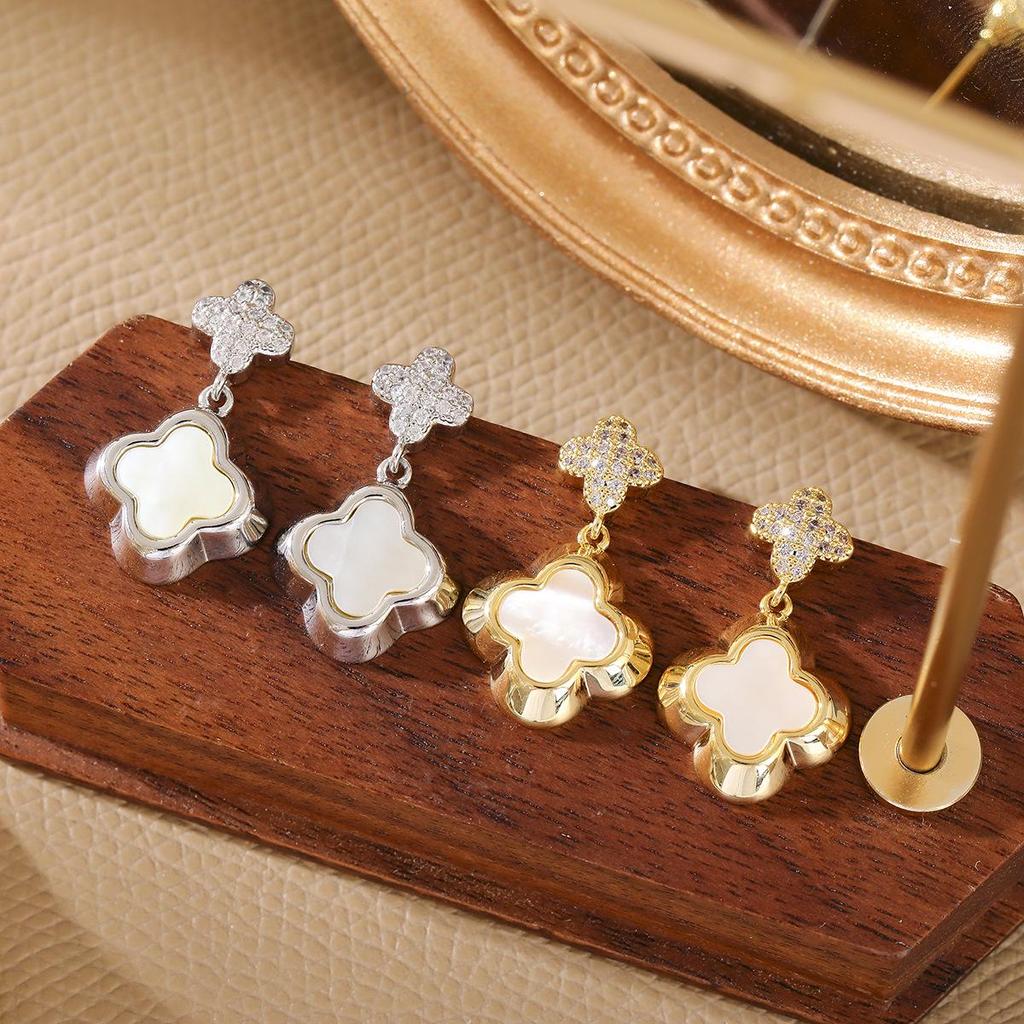 Franse Klaver Schelp Oorbellen: Elegante Micro-Pavé Oorbellen, Lichte Luxe Mode, Veelzijdig voor het Dagelijks Leven en Verbetering van Temperament.