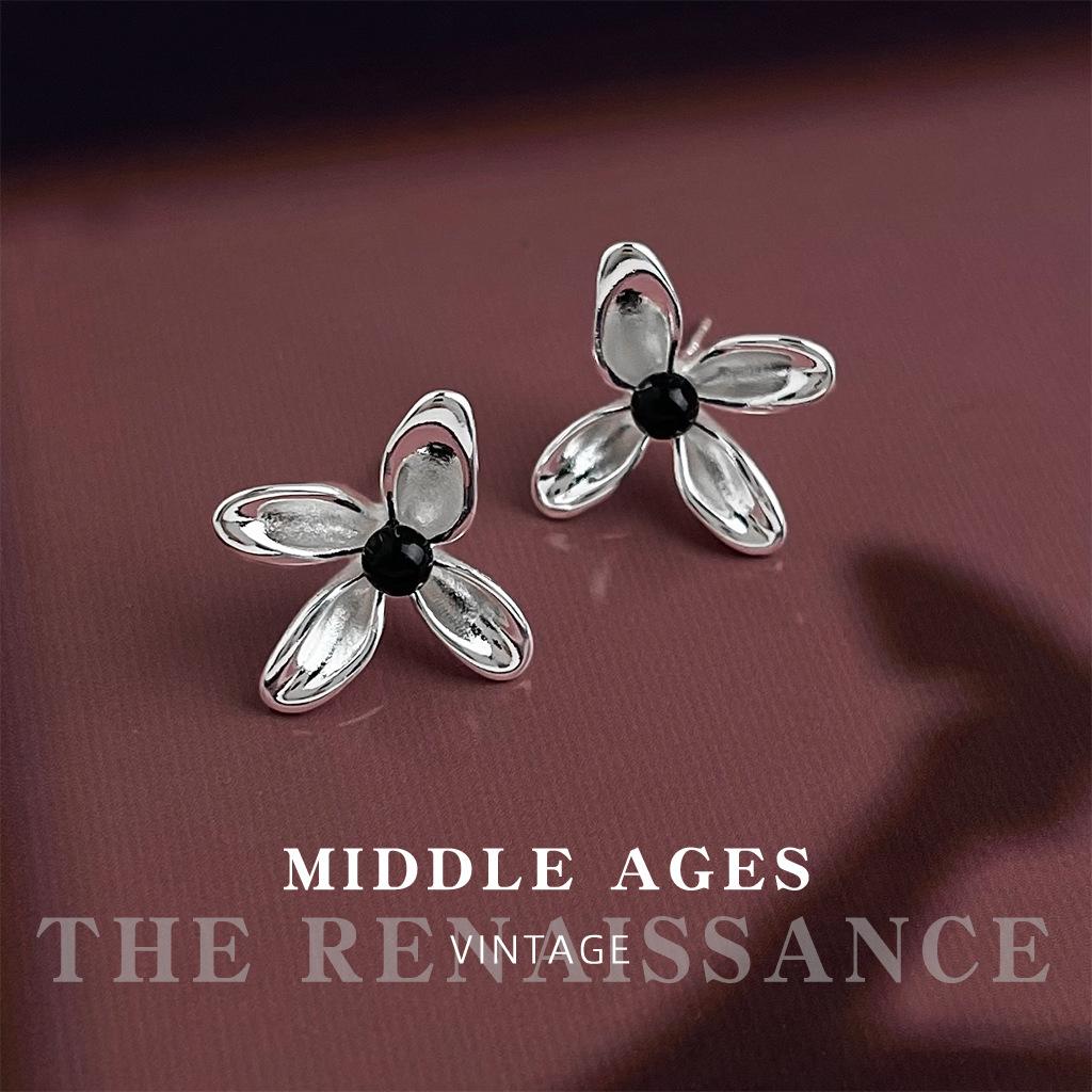

Retro literary flower stud earrings French temperament elegant earrings earrings women