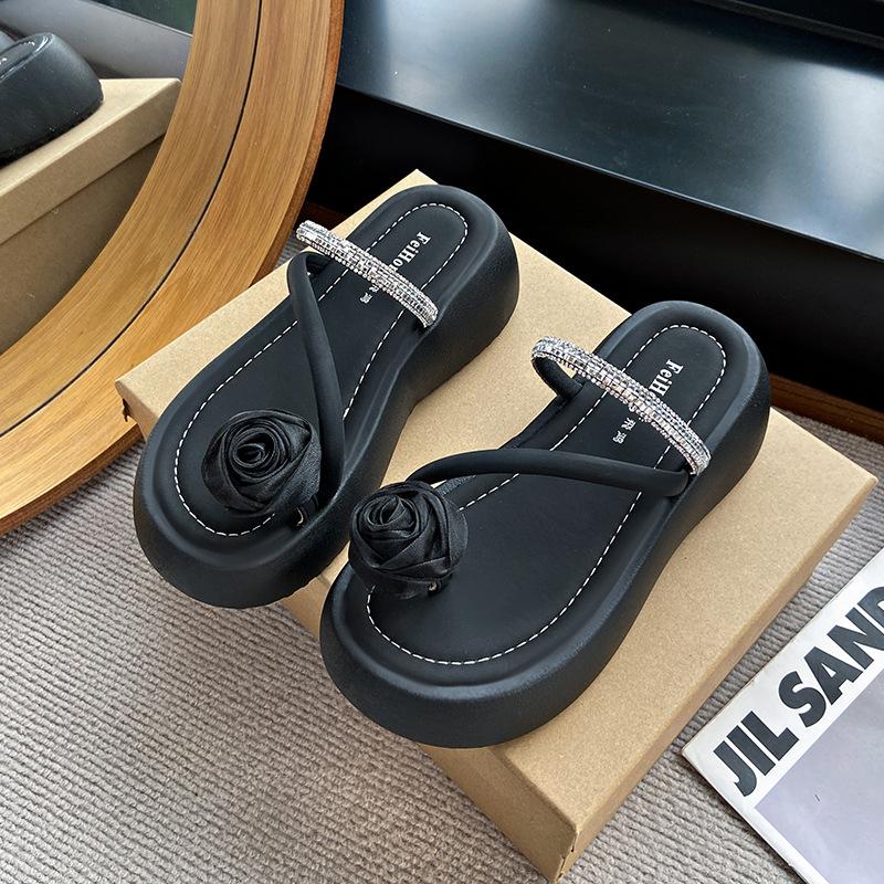 Flat-bottomed French small cool slippers women's 2025 new fashion summer beautiful skirt seaside beach slippers