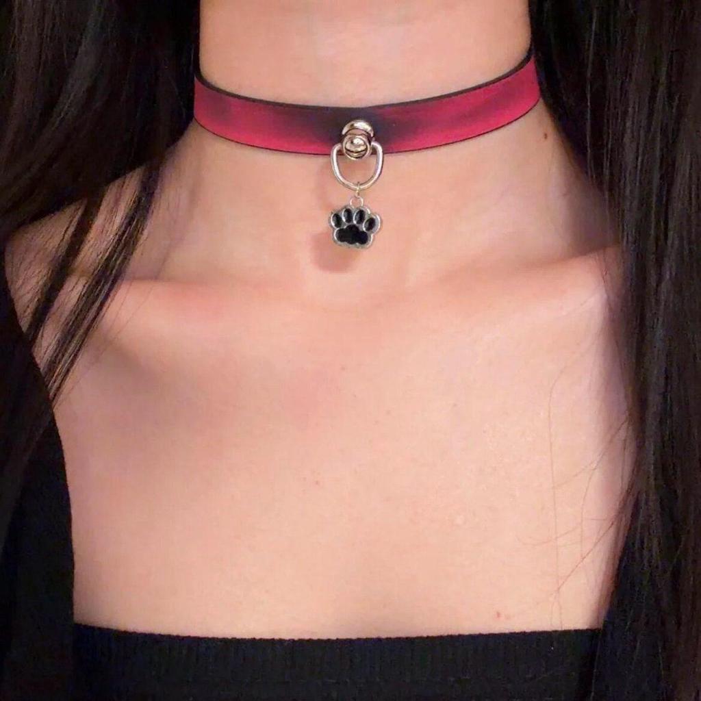 Chique Pittige Meisje Leren Bel Choker Ketting – Uniek Minderheidsontwerp