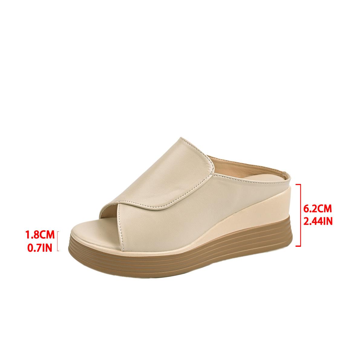 

Новые классные тапочки на толстой подошве для мамы, лето 2025 года, одно слово, рыбий рот, пляжные классные тапочки, повседневные тапочки на танкетке 42