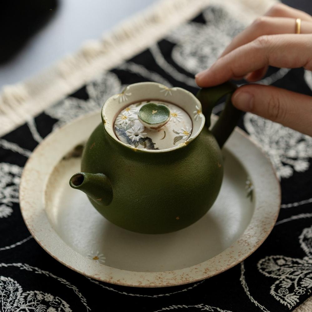 Retro and exquisite small and fresh ceramic teapot, embossed and hand-painted daisy, household Gongfu tea set with hand-held pot