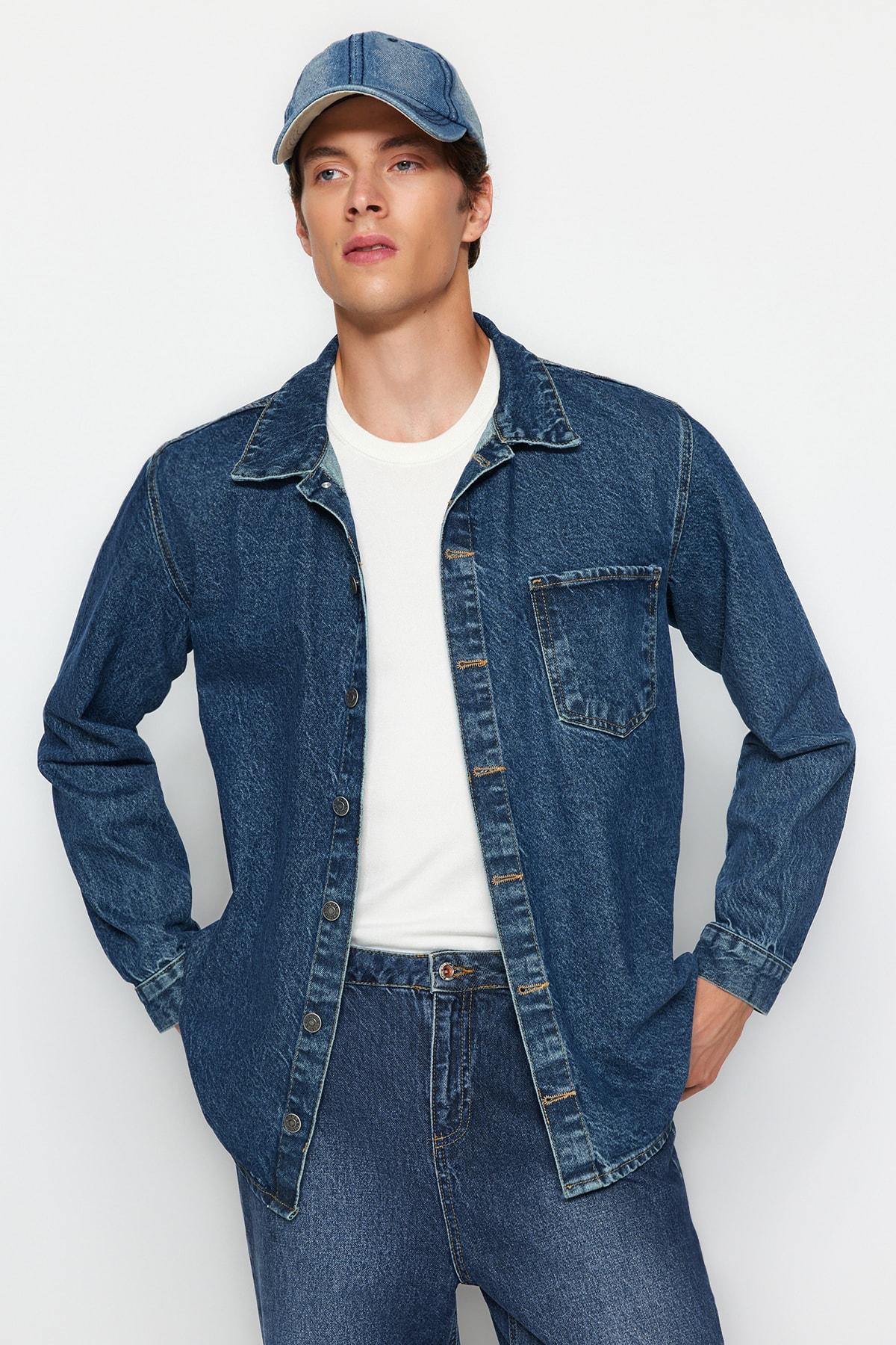 

Мужская джинсовая куртка темно-синего зеленого цвета с одним карманом...