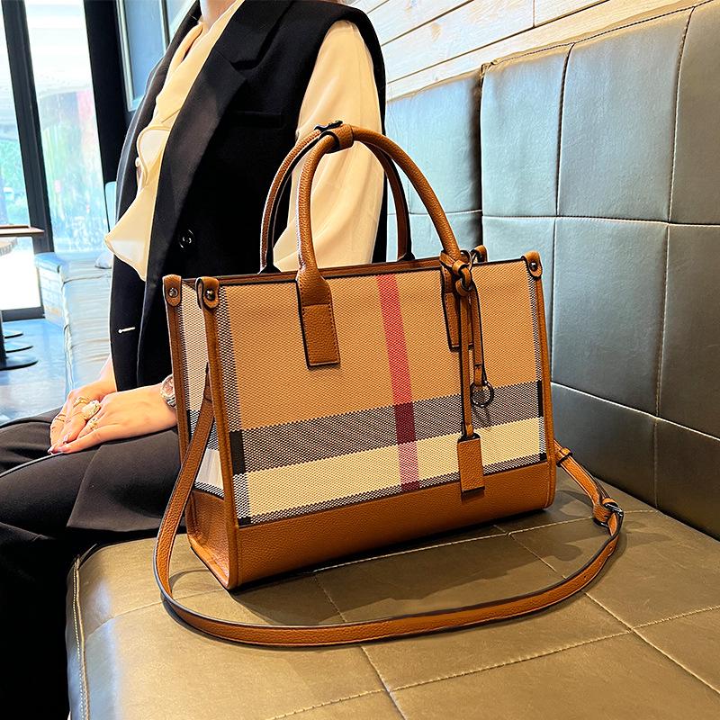 

Жіноча сумка-шопер з натуральної шкіри в клітинку 2023 - Універсальна, великої місткості, сумка на плече та кросбоді