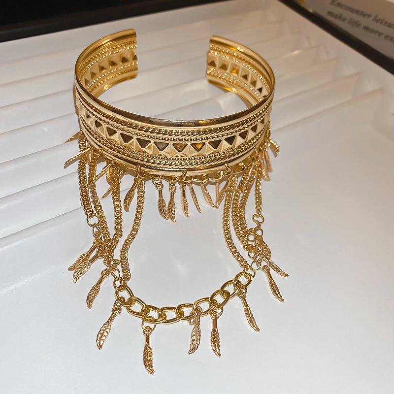 European & American Pleated Metal Bangle: Elegant Cold-Style Bracelet with High-End Luxury Design