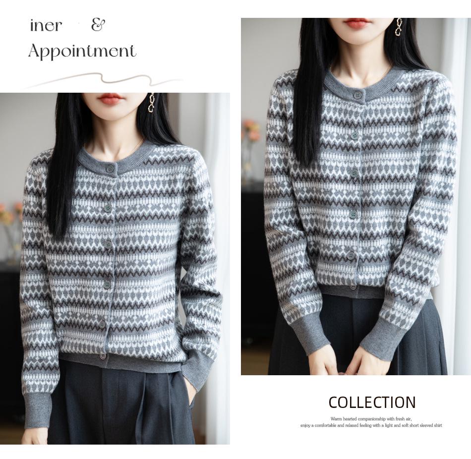 2025 Women's Retro Fair Isle Jacquard Knit Wool Cardigan with Round Neck - New Christmas Design