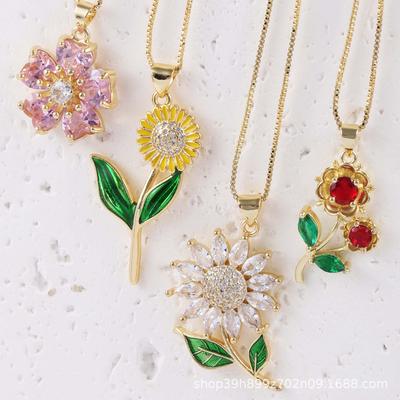 Vergoldete florale Anhängerkette mit Zirkon-Einlage