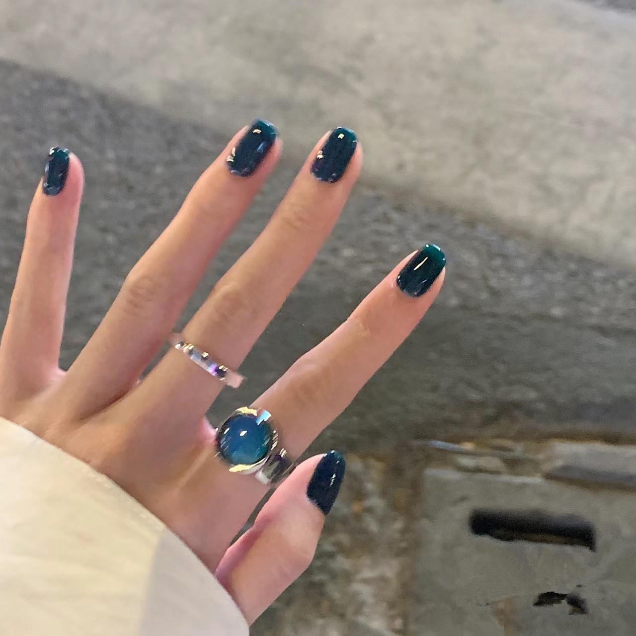 

Минималистичные съемные короткие накладные ногти глубокого синего цвета – Весенне-летняя коллекция отбеливающего маникюра