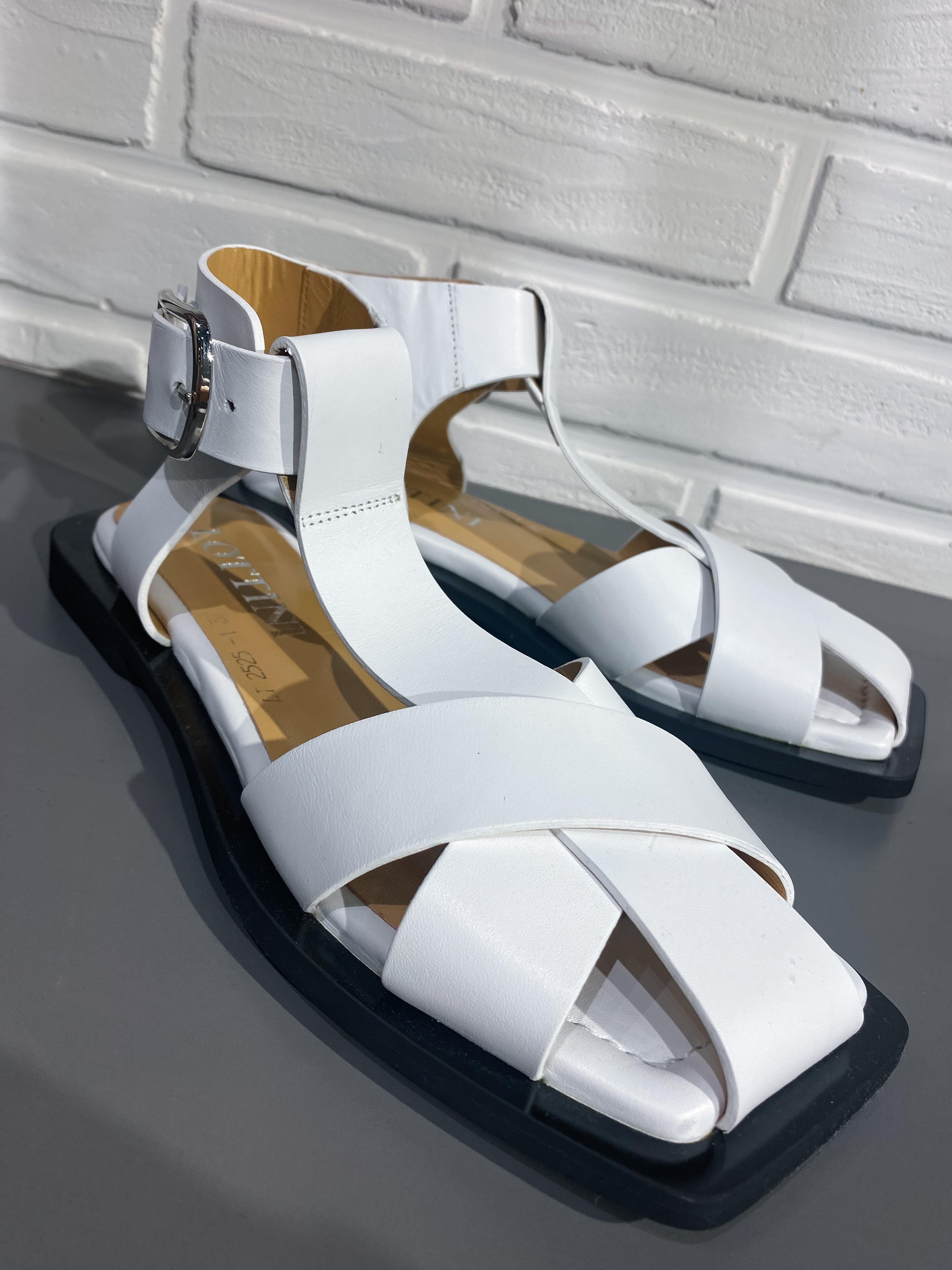 

Босоніжки на плоскій підошві Lottini 112525 36 39 білий