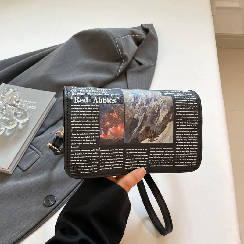 

Уличный тренд Маленькая квадратная сумка с газетным принтом Универсальная сумка через плечо Премиальный дизайн Женская сумка кроссбоди чёрный