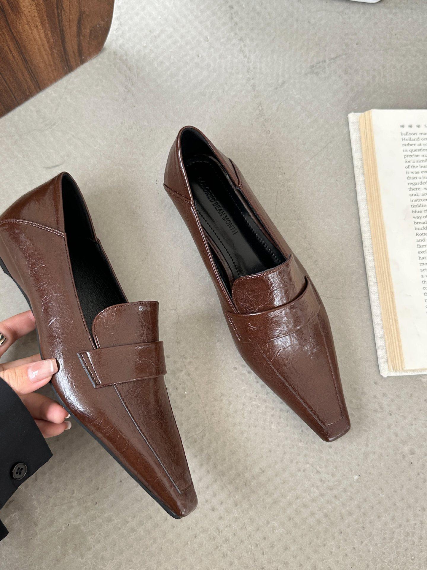 

2025 новая весенняя обувь с глубоким вырезом, одинарная обувь в стиле ретро, с маленьким квадратным носком и небольшим скошенным высоким каблуком, тонкие маленькие кожаные туфли женские 39 светло-коричневого