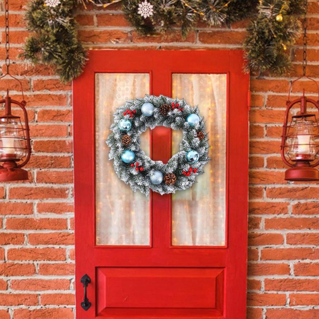 Künstlicher Weihnachtskranz mit künstlichen grünen Blättern, festliche Girlande im Landhausstil