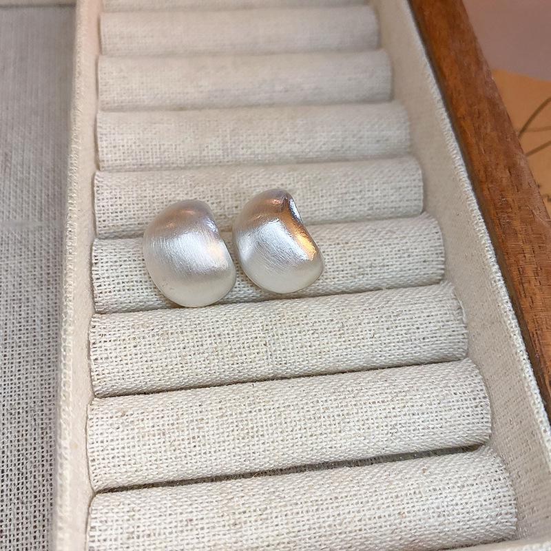 Серьги-пусеты C-образной формы из матового металла цвета серебра - Европейский и американский стиль, Модный персонализированный дизайн для женщин