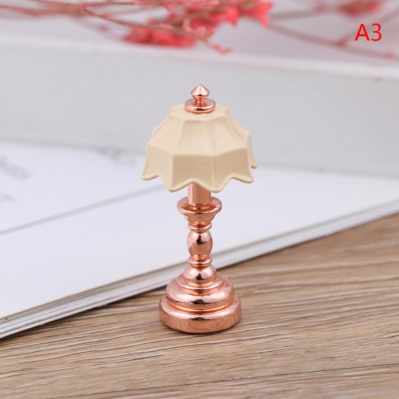 1:12 Maison de poupée Miniature Plastique Métal Rétro Lampe Lumière Alimentée par Pile Bouton Ornement Décorations de Noël