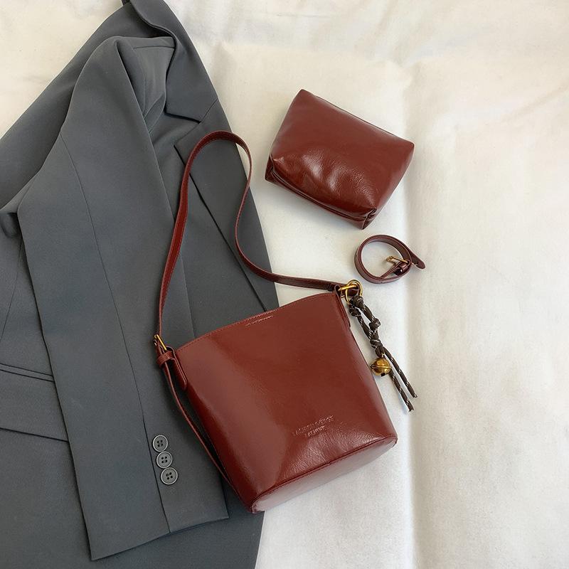 2025 winter new high-value retro niche design underarm women's bag temperament simple fashion shoulder bucket bag