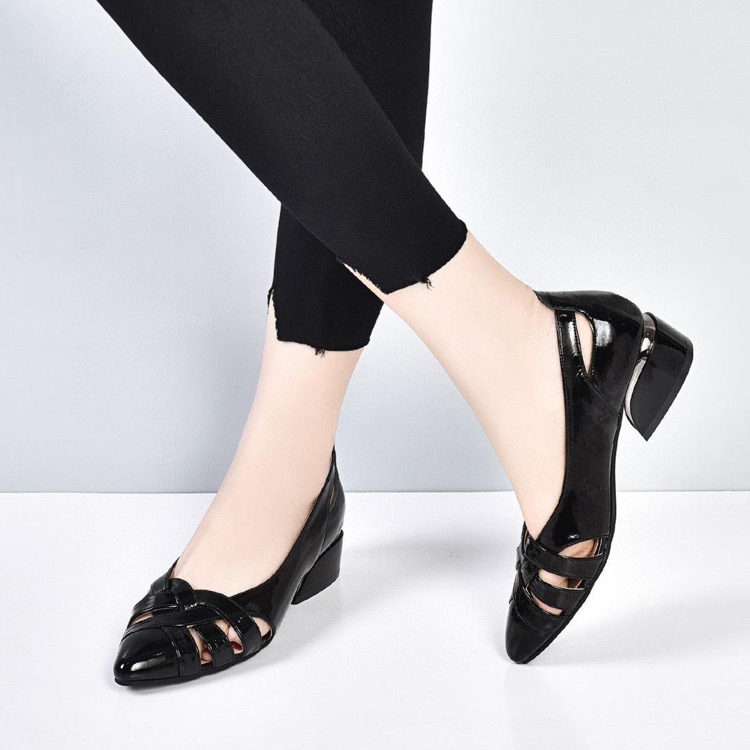 

Woven small single shoes 2025 spring and summer new breathable hollow pointed cow patent leather shallow mouth women s shoes low heel women s loafers 35