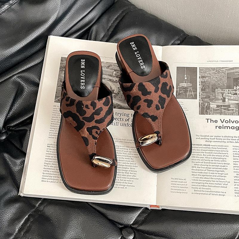 Fashion Summer Retro Leopard Metal Buckle Clip Toe Slippers for Women Wedges Middle Heel Fashion Outer Wear Flip Flops Beach Slides