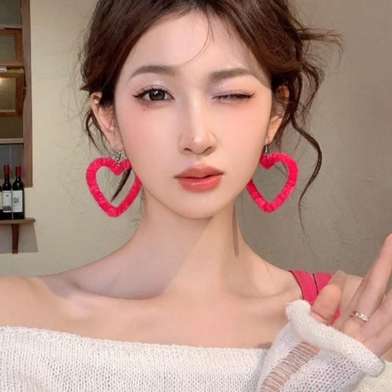 Cute Barbie Pink Stud Earrings Exaggerate To Show The Face, Thin And Big Love Plush Rose Red Bouncy Earrings Earclips