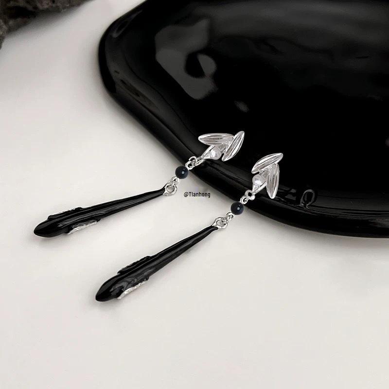 Vintage Chinese-Style Ethnic Women's Long Earrings: Retro Horse Face Skirt Accessories