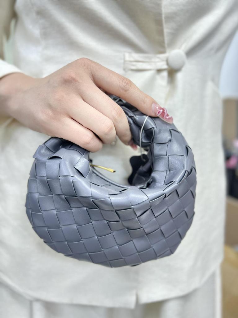 Ručně vyráběné dámské mini knedlíčkové taštičky - elegantní ručně tkaný design croissantu