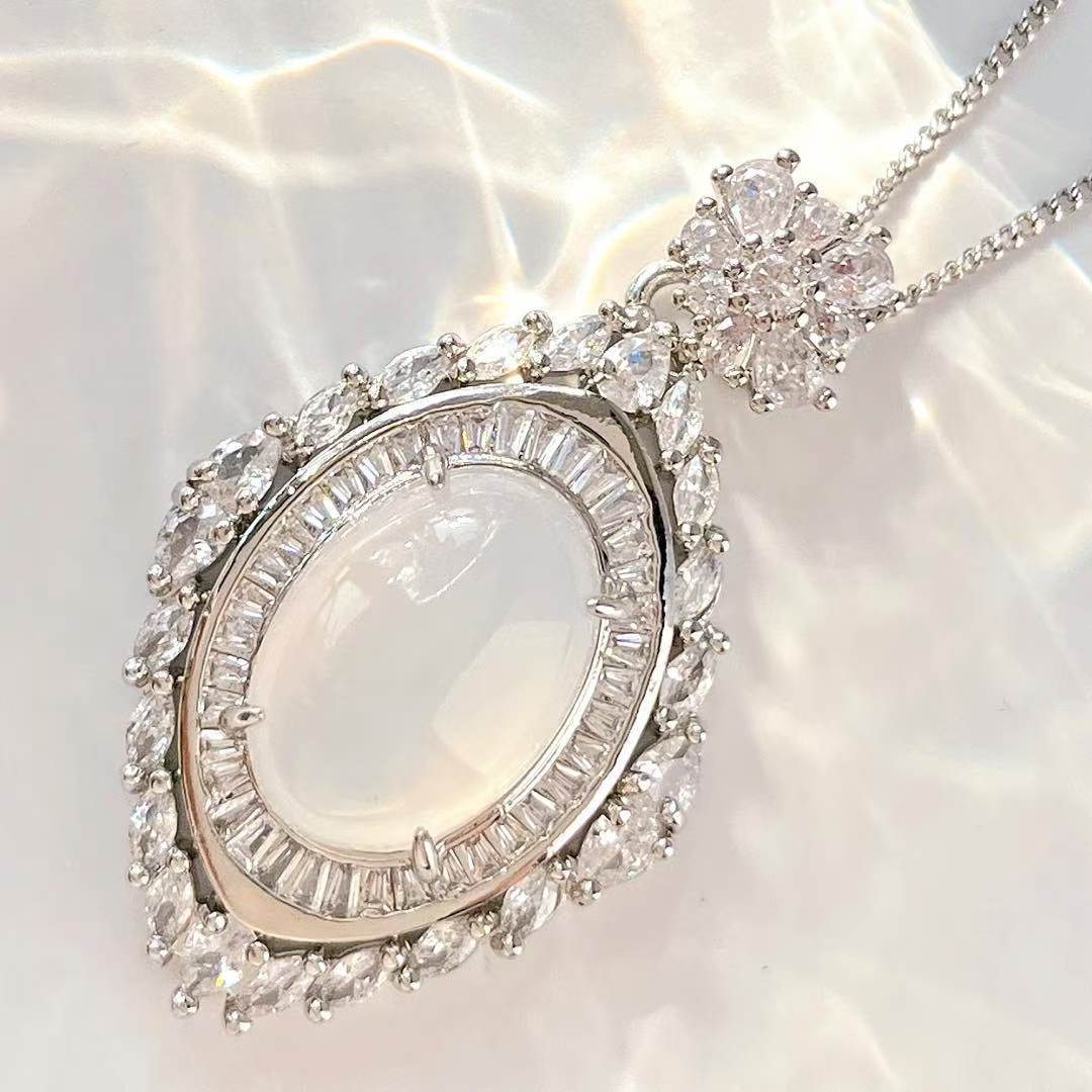 

High-Quality Luminous Vitreous Madagascar White Chalcedony Pendant For Women, Niche For Mothers, Not With Chains Comparable To Jade