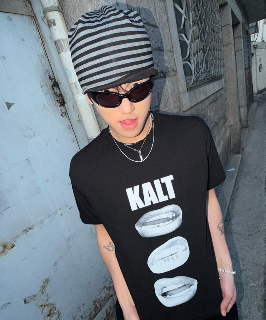 AMOU Kalt Lips Half T-Shirts Black