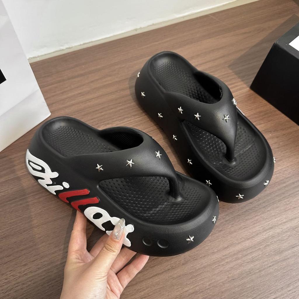 Rutschfeste lässige Zehensandalen sind beliebt, superweiche dicksohlige Stern-Hausschuhe werden draußen getragen, neue Modelle für Sommer und Herbst 2025