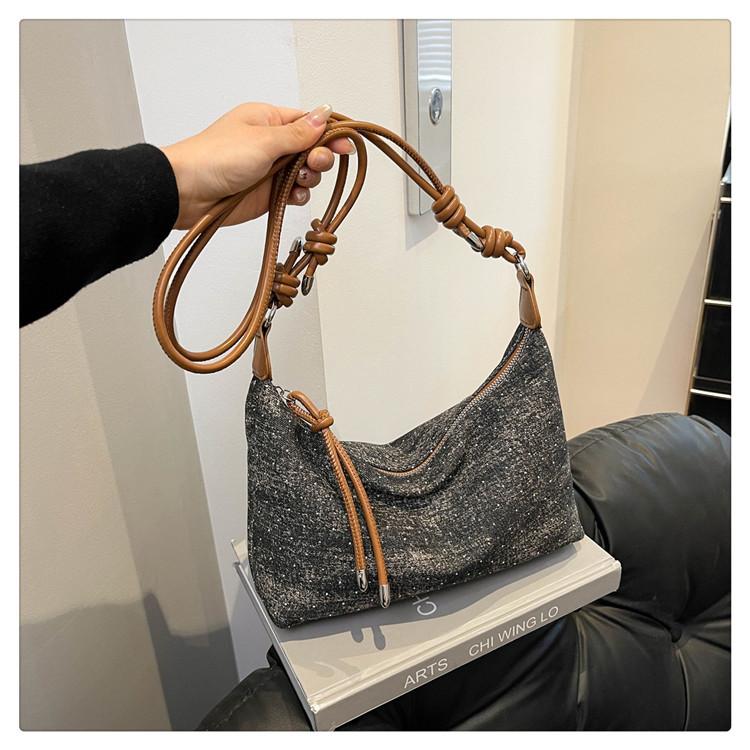 

Popular denim bags, high-end sense, popular shoulder bags, fashionable commuting, new Baita messenger bags чорний