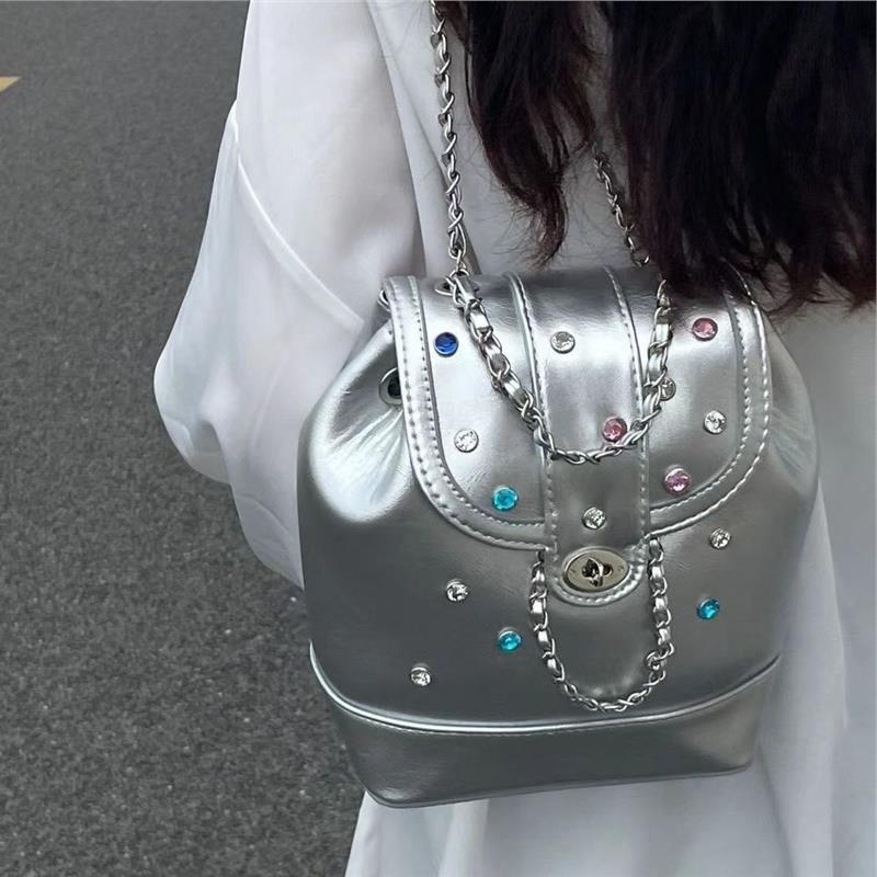 

Серебряный рюкзак с бриллиантами, женская летняя сумка 2024 года, новый модный студенческий рюкзак, маленькая ароматная сумка-ведро с цепочкой серебряный