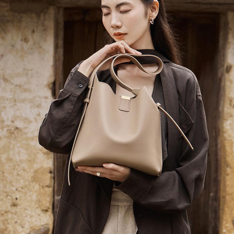 Mrs. Qiao Women's Bag 2025 New Bucket Bag Women's Autumn Winter Crossbody Bag Women's Bag High-end Genuine Leather Shoulder Bag