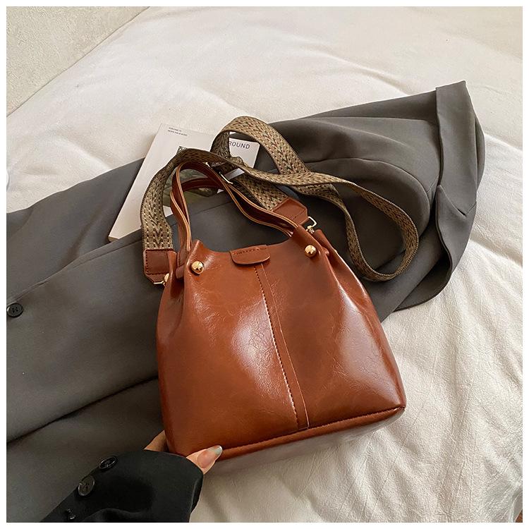 

Today s popular bags, bucket bags, women s winter high-value shoulder bags, commuting wide shoulder straps, messenger bags коричневий