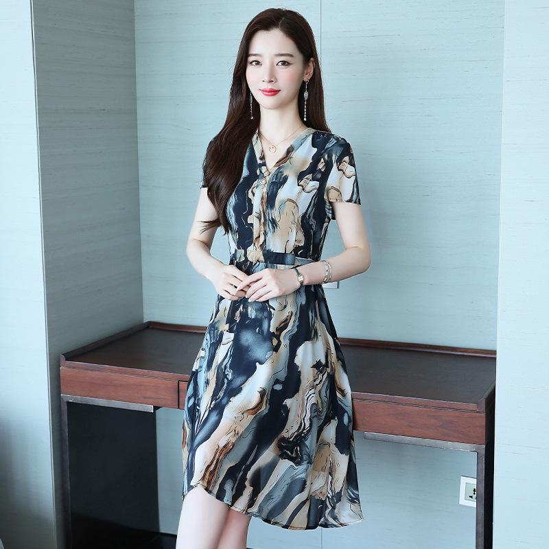 Elegant Summer Outfit: Stylish Short-Sleeved Dress for Middle-Aged Mothers (40s-50s), Wide-Cut and Sophisticated