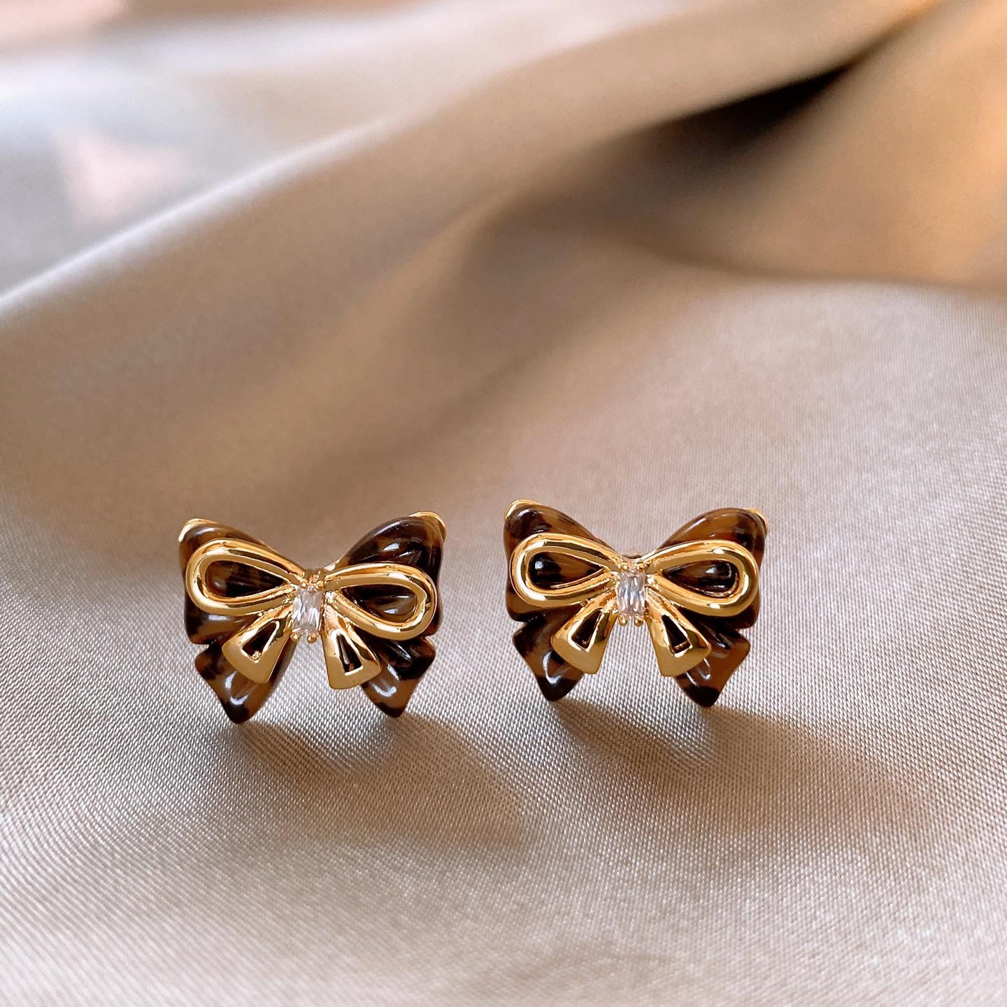 

Meilaide Silver Needle Diamond Bow Stud Earrings - Retro, High-End, Simple, Versatile for Women