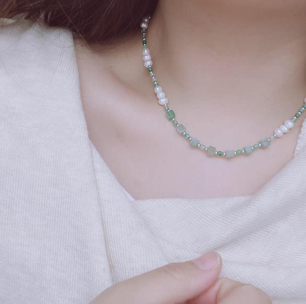 Elegancki srebrny naszyjnik z perłą na obojczyk - Prosty i wszechstronny dodatek damski