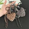 Stilvoller Plüsch-Schlüsselanhänger mit Leopardenmuster, verziert mit künstlichem Lederherz-Taschenanhänger für Damen-Modeaccessoires
