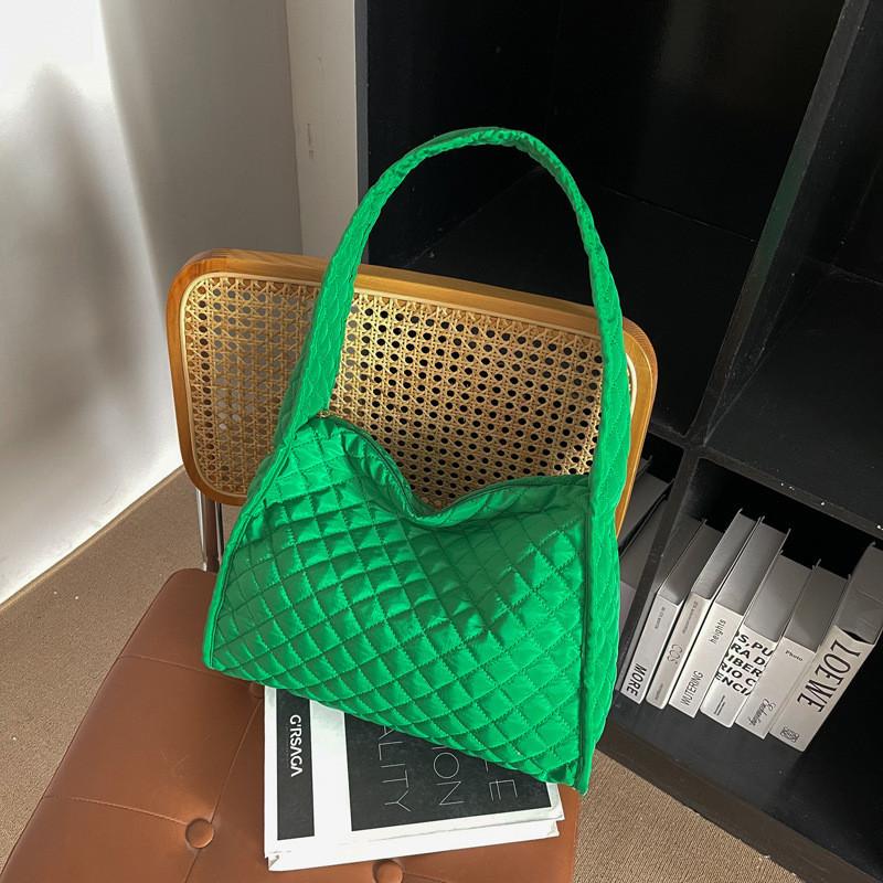 Trendige Nylon-Tragetasche für Damen Herbst Winter 2023 Große Kapazität Gesteppte Umhängetasche