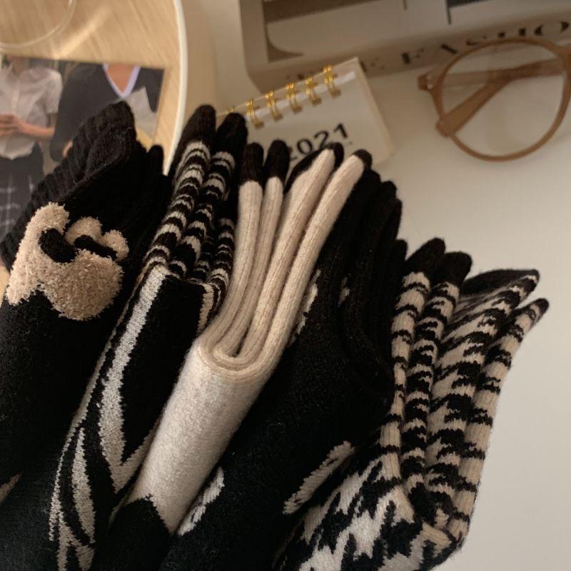 Damen Schwarze Blume Bär Karomuster Wadenlange Socken - Niedlich, Warm, Gerüscht, Perfekt für Frühling und Herbst