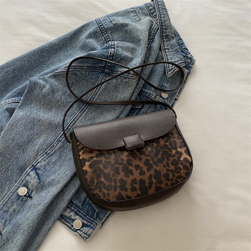 

Fashion semi-circular bag women s 2025 autumn and winter new foreign-style contrasting color leopard print saddle bag temperament splicing women s bag