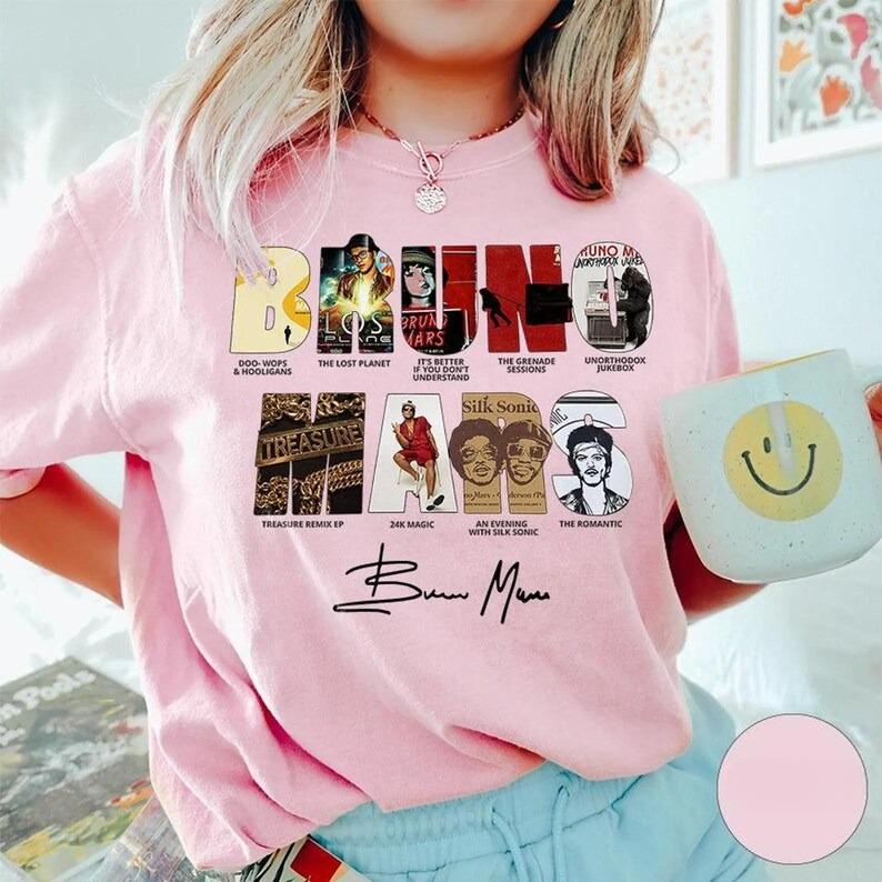 Moda Estiva 2026 T-shirt Trendy Pop Singer, Felpa Ispirata al Tour Pop Anni '90 Retrò Bruno Mars, Maglietta da Concerto Ispirata all'R&B, Regalo per Fan di Musica