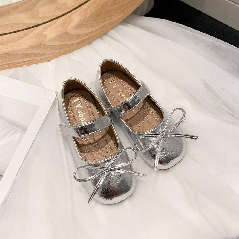 

Туфли принцессы с бантом для маленькой девочки 35 серебряный