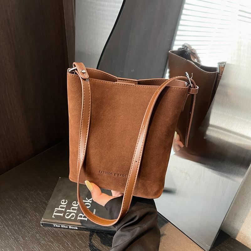 Premium retro matte bucket bag women's autumn and winter new fashion casual shoulder bag commuter messenger bag
