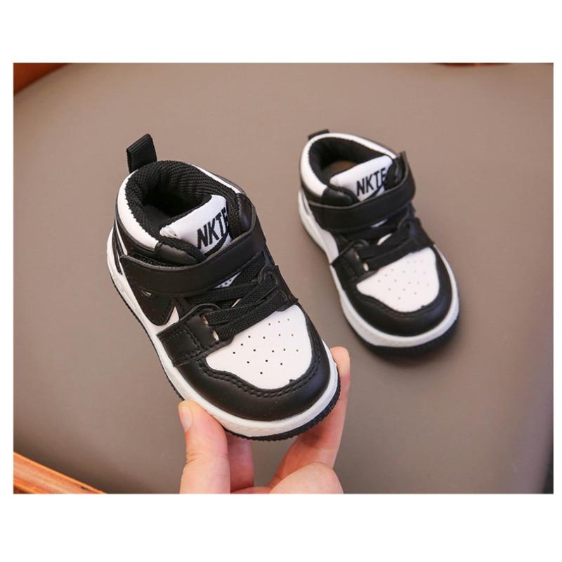 Kindersportschuhe Jungen und Mädchen Board-Schuhe 2022 Frühling und Herbst Jungen Babyschuhe einzelne Schuhe Kleinkindschuhe kleine weiße Schuhe