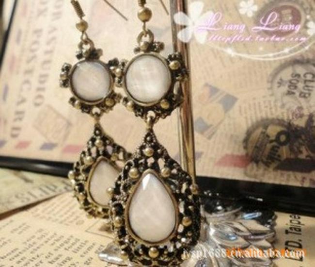 Korean Retro Gem-Inlaid Hollow Carved Earrings