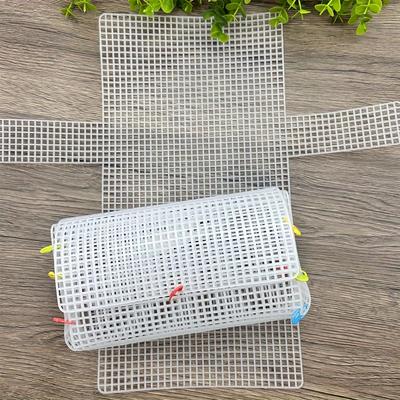 10 weiße Kunststoff-Netz-Canvas-Blätter zum Sticken, Stricken und Häkeln – 14,37 x 15,9 Zoll mit 4 mm Löchern, DIY-Geldbörsenherstellung