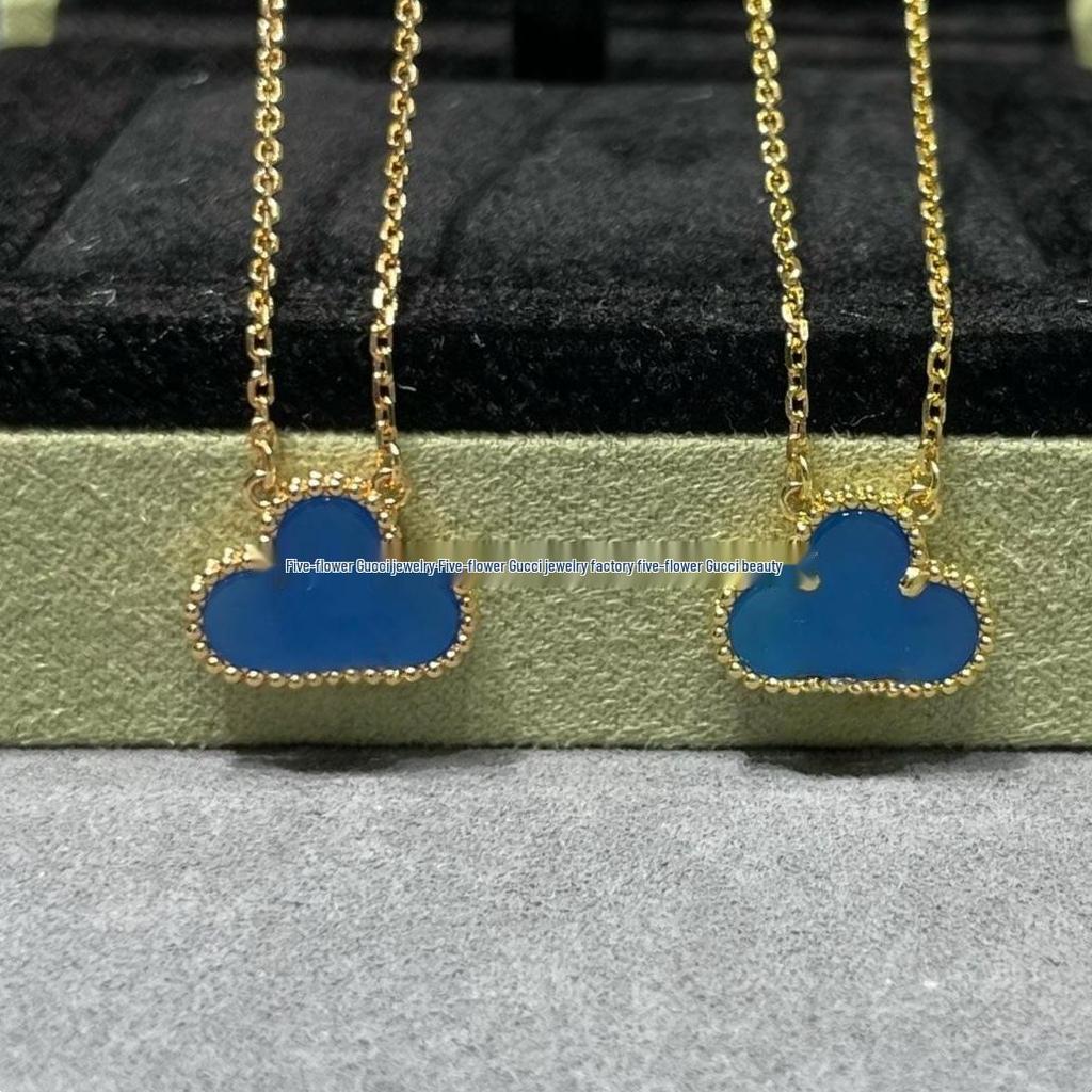 Náhrdelník Van Cleef se čtyřlístkem: Zlatý přívěsek pro ženy s pětilistým designem, bílou perletí, červeným achátem a diamantem.