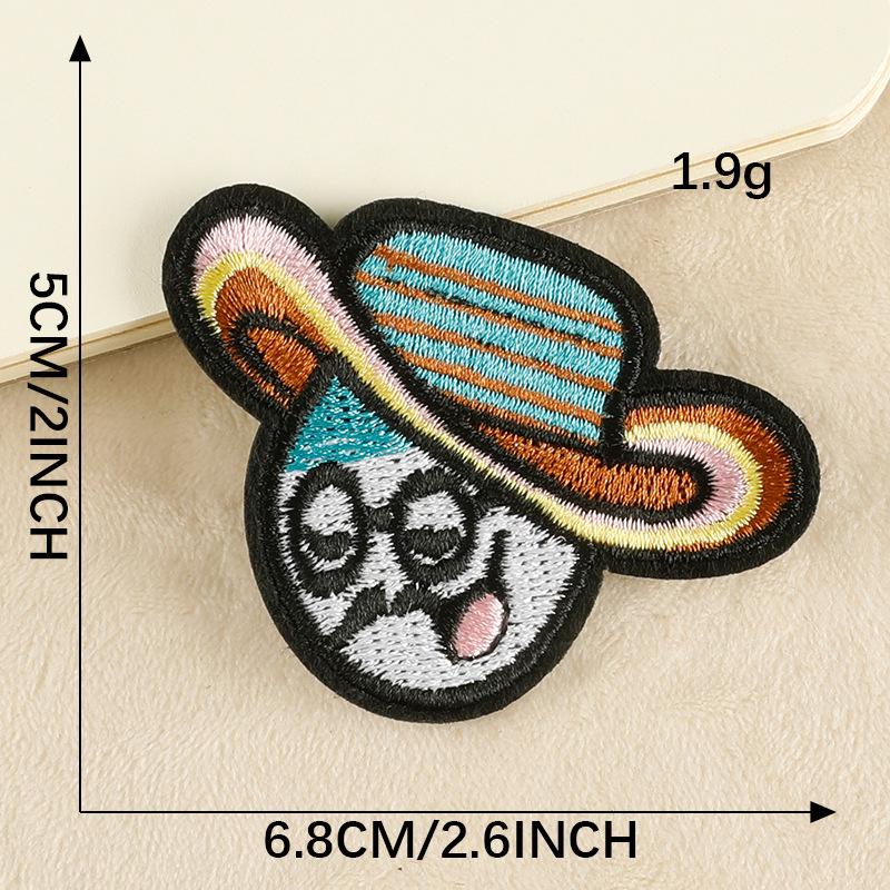 Kreslená oční náplast a vyšívaný odznak na oblečení